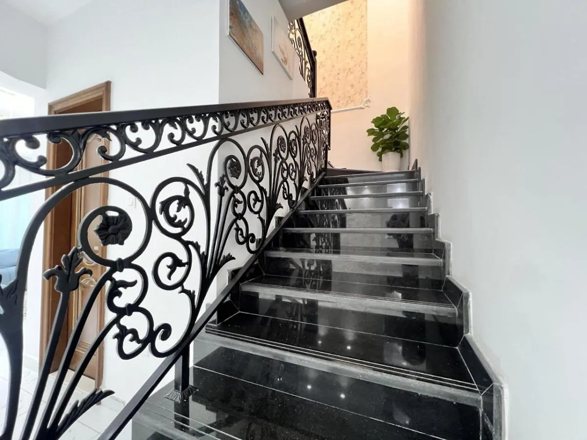 Beautifully Furnished 3-Bedroom Townhouse In Al Furjan 두바이 펜션